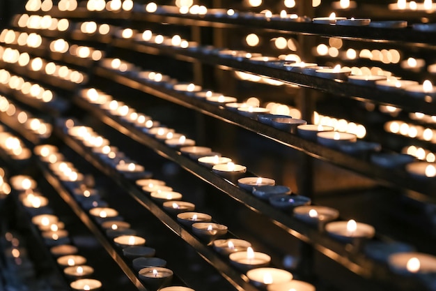 Bougie de prière dans une église