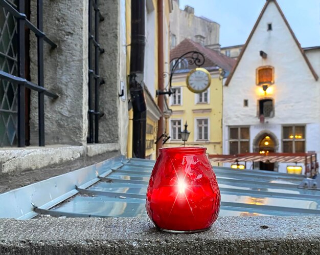 Bougie rouge dans la rue du soir table de café dans la vieille ville de Tallinn