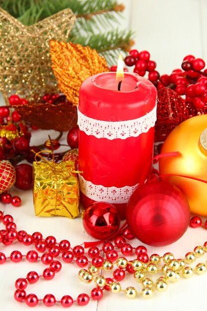 Bougie rouge avec décoration de Noël sur une surface claire