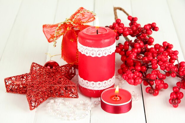 Bougie rouge avec décoration de Noël