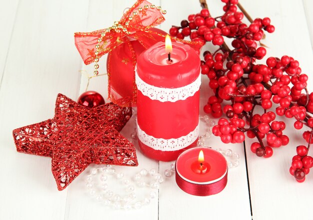 Bougie rouge avec décoration de Noël