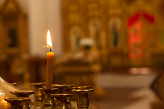 Une bougie sur un stand dans une église