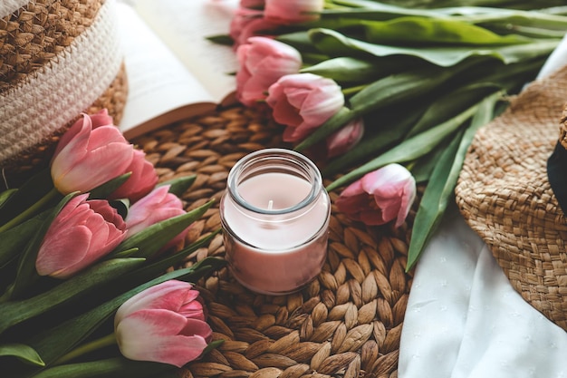 Bougie tulipes et livre ouvert à l'intérieur de la maison