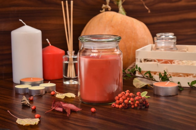 Bougie en verre orange dans un paysage d'automne