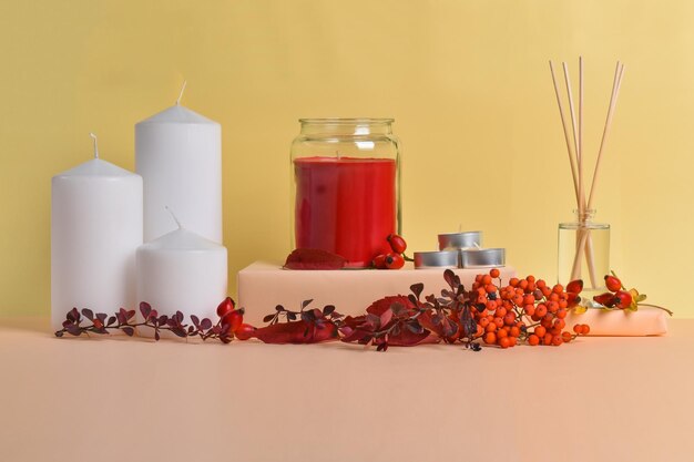 Bougie en verre rouge sur podium dans un paysage d'automne