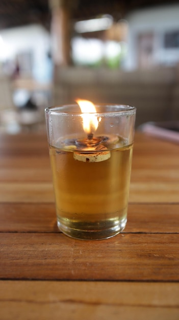 Bougie en verre à la table du dîner romantique ou aromatique