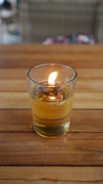 Bougie en verre à la table du dîner romantique ou aromatique