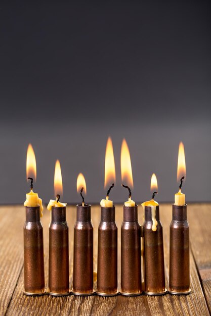 Photo bougies allumées et cartouches de fusil vides