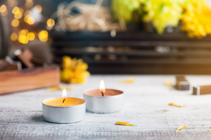 Bougies allumées, chrysanthèmes et lumières allumées