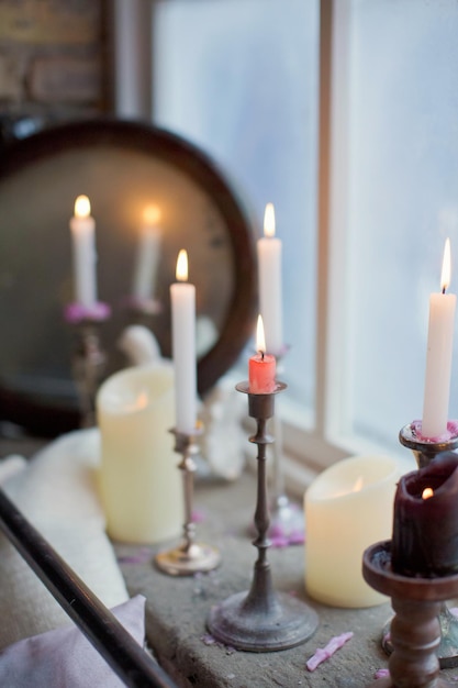 bougies allumées dans des chandeliers d'argent