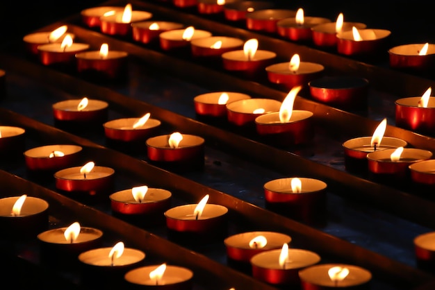 Bougies allumées dans une église N2.