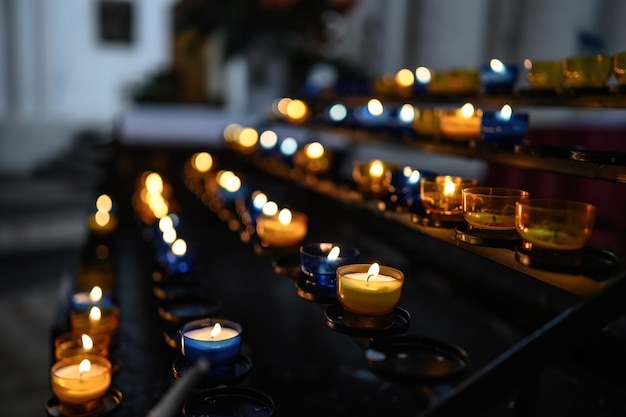 Bougies allumées dans des lustres transparents à l'intérieur de l'église cathédrale culte chrétien traditionnel