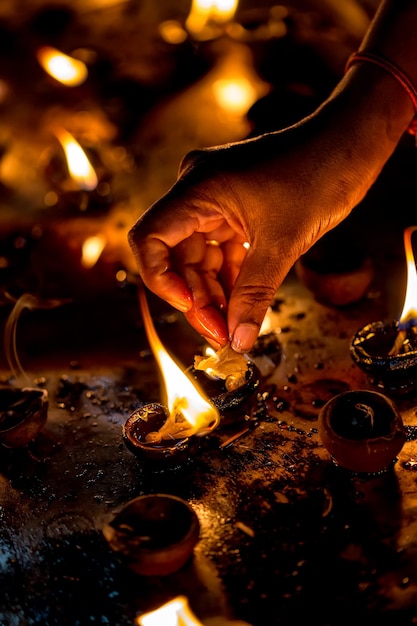 Photo bougies allumées dans le temple indien. diwali la fête des lumières. avertissement - prise de vue authentique avec une iso élevée dans des conditions d'éclairage difficiles. un peu de grain et des effets de mouvement flou.