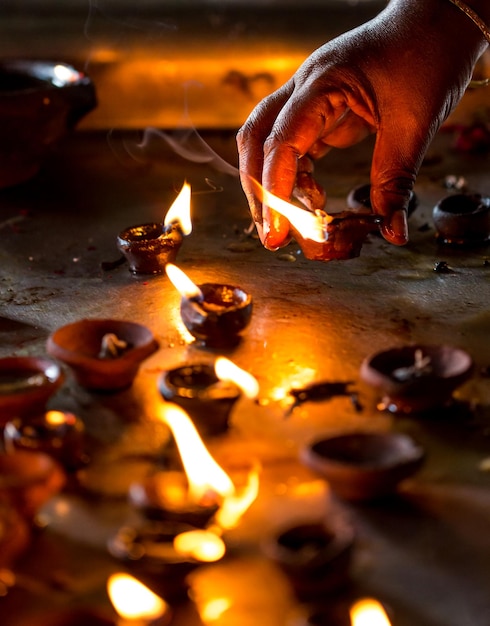 Bougies allumées dans le temple indien. Diwali - la fête des lumières.