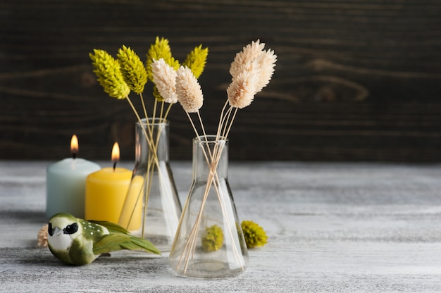 Bougies allumées et fleurs sèches