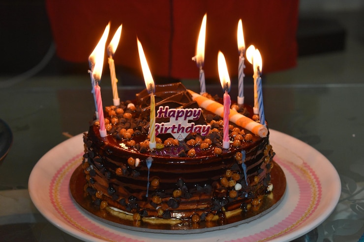 Photo des bougies allumées sur le gâteau d'anniversaire