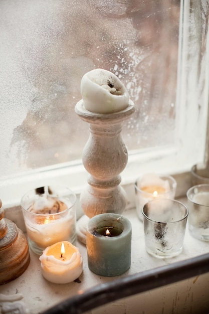 Bougies allumées sur un rebord de fenêtre