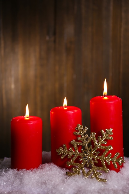 Bougies allumées sur table en bois