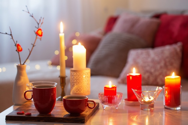 Des bougies allumées sur un tableau blanc à l'intérieur. Conce Saint Valentin