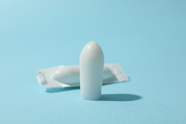 Bougies anales ou vaginales sur bleu, gros plan