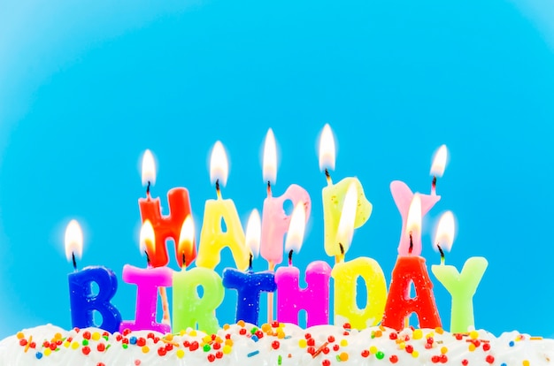 Des bougies d'anniversaire colorées