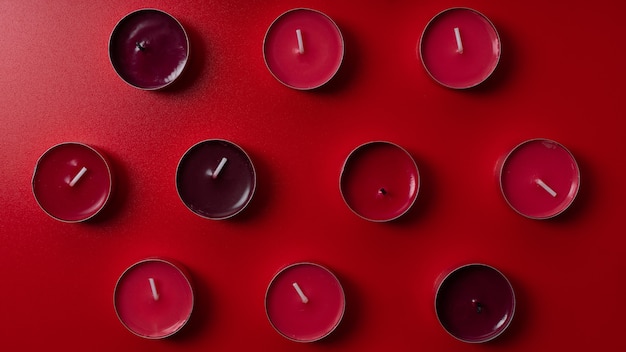 Bougies aromatiques rouges sur fond rouge