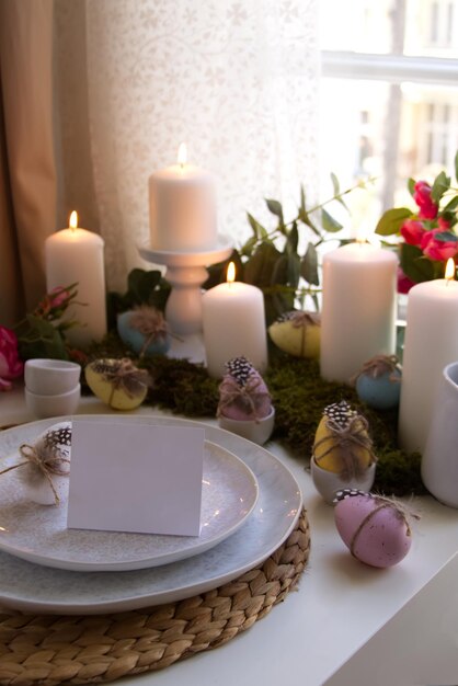 Bougies blanches et oeufs de pâques festifs et espace de copie de carte blanche
