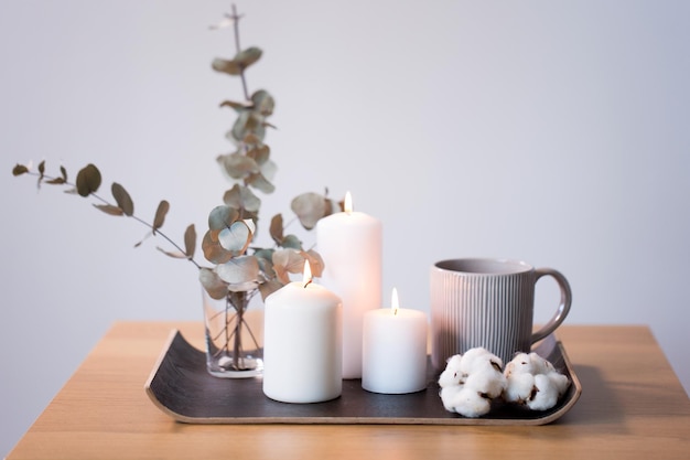 Des bougies de bougies et des branches d'eucalyptus sur la table