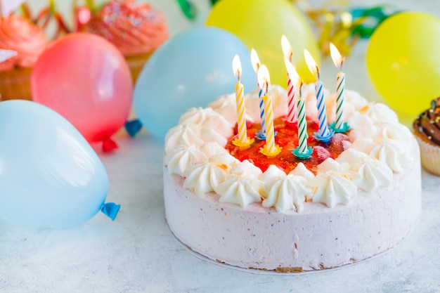 Bougies brillantes et gâteau savoureux