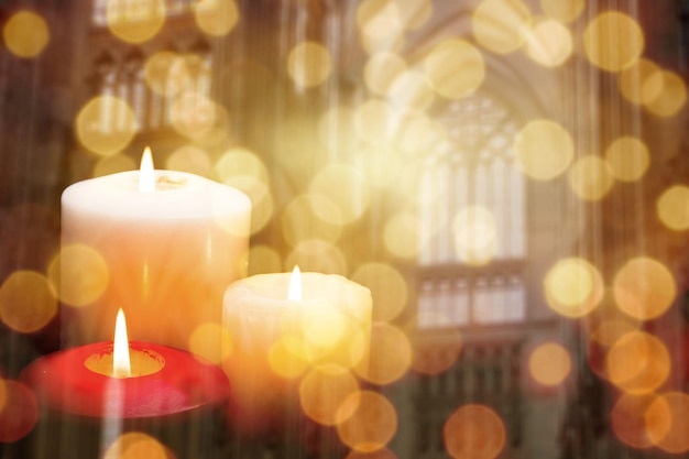 Bougies brûlant la lumière dans un fond d'église