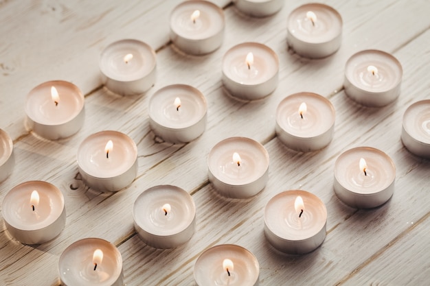 Bougies brûlant sur table en bois