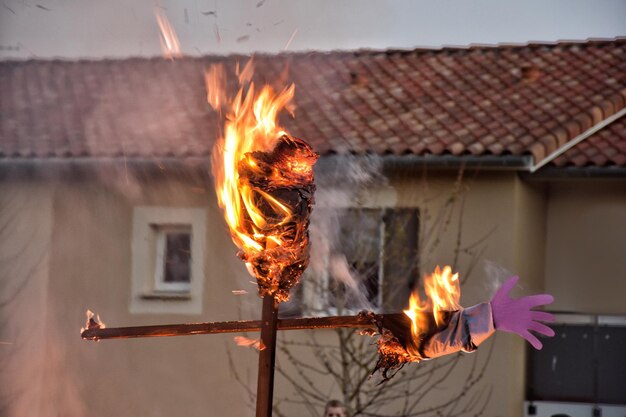 Photo des bougies brûlantes sur le toit du bâtiment