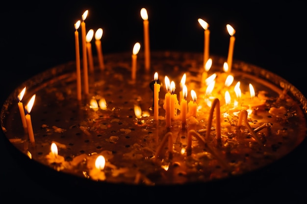 Les bougies brûlent sur un chandelier dans l'église se bouchent