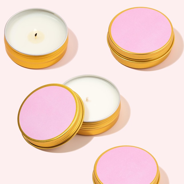 Bougies de cire de soja aromatiques dans un bocal en métal Motif coloré moderne avec bougies parfumées dans une boîte en métal Bougies roses pour une atmosphère chaleureuse et l'aromathérapie Couleurs pastel à la mode Concept de bien-être et de spa