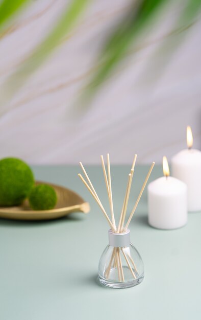 Bougies concept hygge et aromathérapie et diffuseur d'arômes sur table à la maison