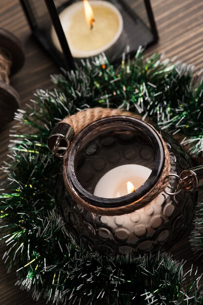 Bougies dans les lanternes et décoration de Noël