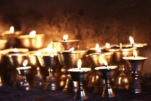 bougies dans un temple bouddhiste