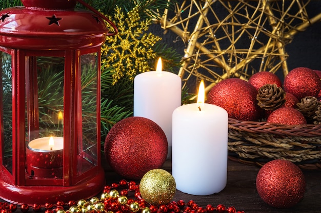 Bougies de décoration de Noël dans la composition de décoration de fête du Nouvel An
