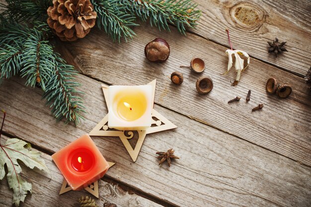 Bougies et décoration de Noël sur fond de bois