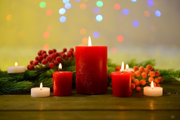 Bougies et décoration de Noël sur fond clair