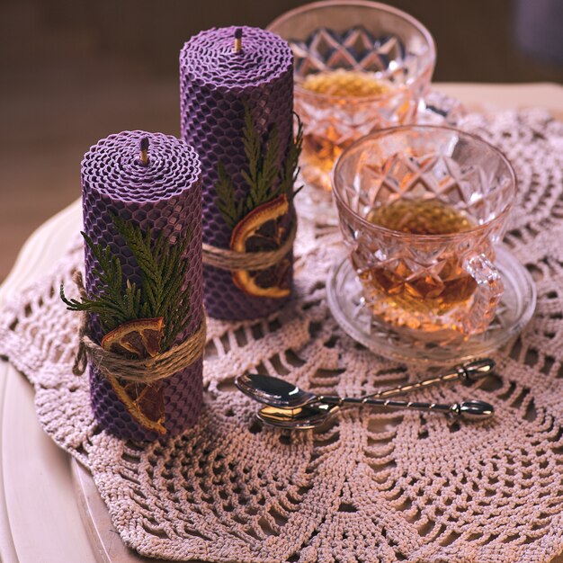 Bougies Décoratives Violettes En Cire D'abeille Avec Un Arôme De Miel Pour  L'intérieur Et La Tradition.