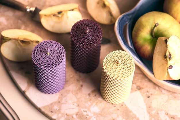 Bougies décoratives en cire d'abeille avec un arôme de miel pour l'intérieur et la tradition.