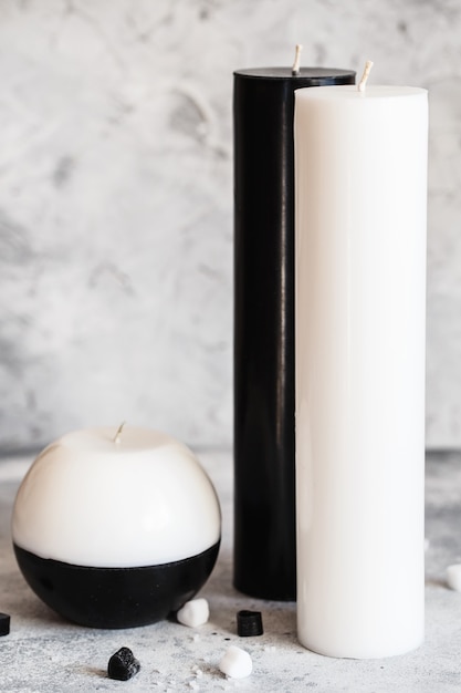 Bougies décoratives en forme de sphère et de cylindre. Grandes bougies cadeau noir et blanc
