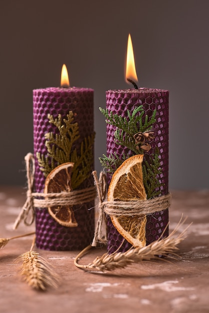 Bougies décoratives violettes en cire d'abeille avec un arôme de miel pour l'intérieur et la tradition.