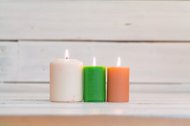 bougies d'éclairage à la maison sur la table en bois