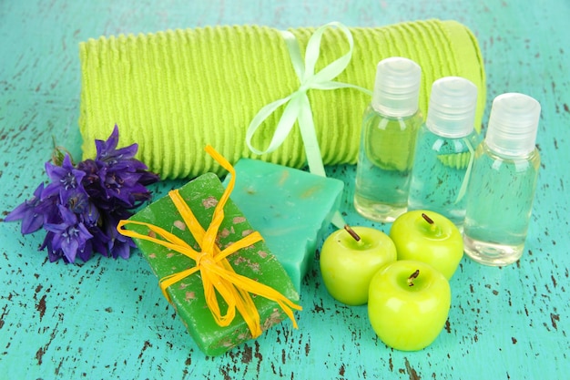 Bougies faites à la main de savon et d'arome sur le fond en bois vert