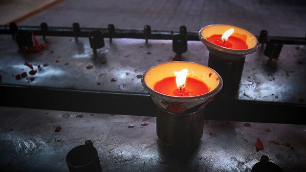 Photo bougies flamboyantes flottant à l'intérieur des bols en céramique