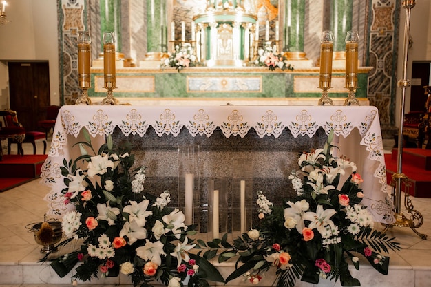 Bougies et fleurs dans une église catholique