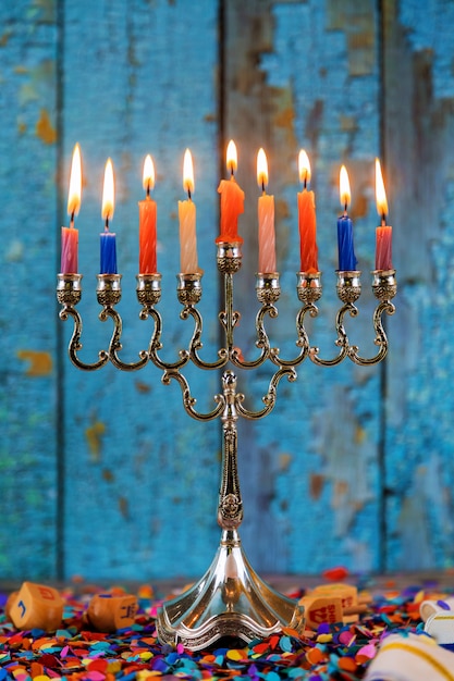 Les bougies Hanukkah traditionnelles en argent toutes allumées sur la menorah