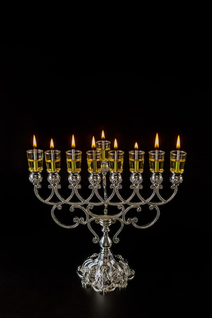 Les bougies à l'huile Menorah Hanoukka brûlent à Hanoukka à la lumière de la fête juive